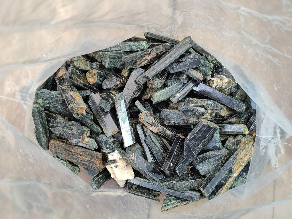 Natural Aegirine Bag of 1,69 Kg Lot From Zomba, Malawi - Toprock Gemstones and Minerals 