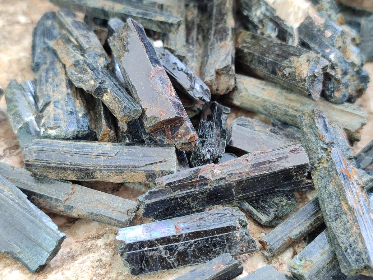 Natural Aegirine Bag of 1,69 Kg Lot From Zomba, Malawi - Toprock Gemstones and Minerals 