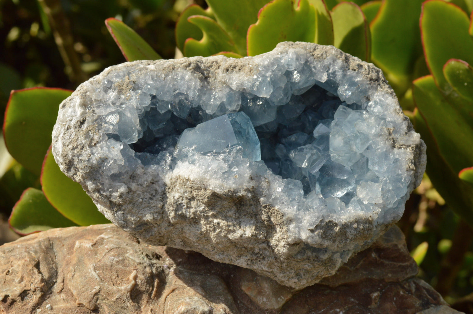 Celestine: Mineral information, data and localities.